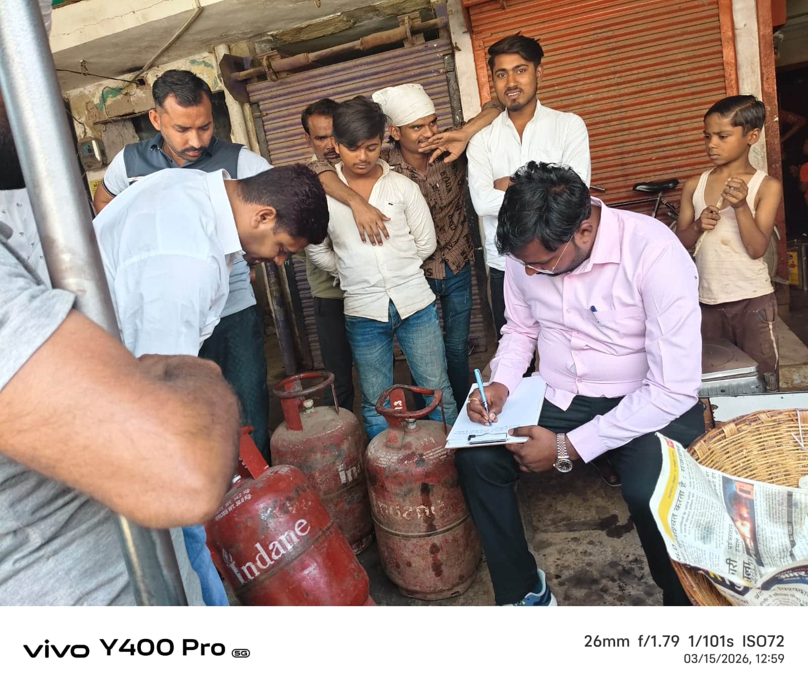 व्यवसायिक प्रतिष्ठानों में मिले घरेलू सिलिंडर की जांच करती टीम- प्रशासन