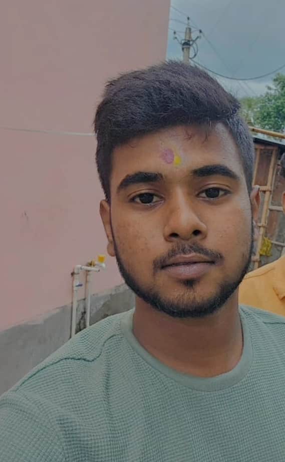 युवक का फाइल फोटो रोते बिखलते परिजन घर के बाहर लोगों की भीड़