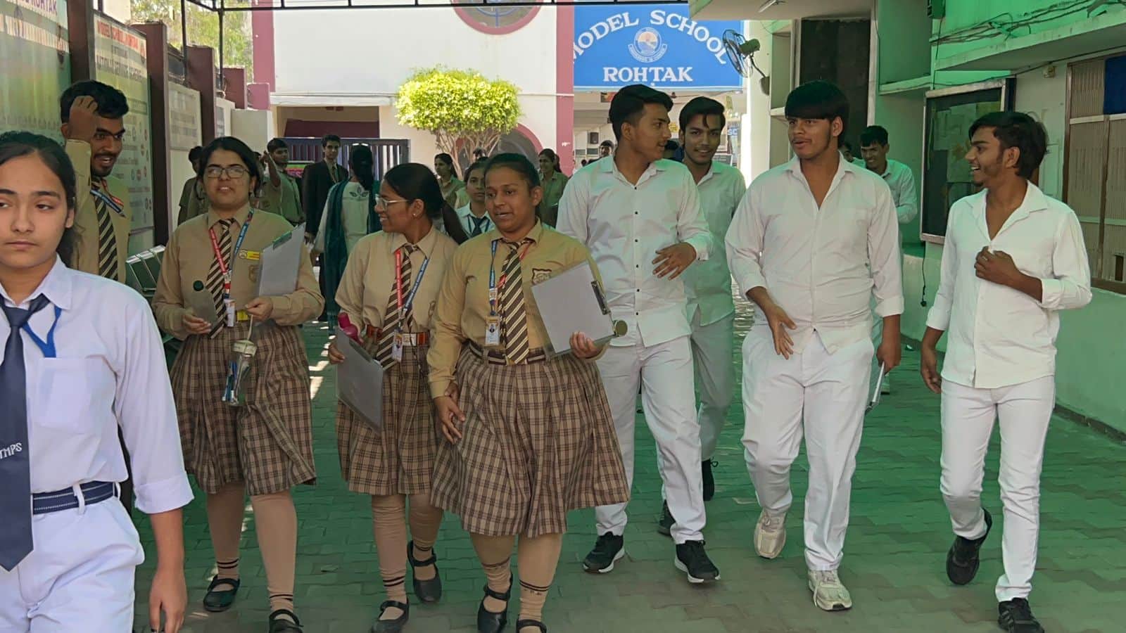 01-आंबेडकर चौक स्थित मॉडल स्कूल में 12वीं सीबीएसई हिंदी विषय की परीक्षा देकर लौटते विद्यार्थी।