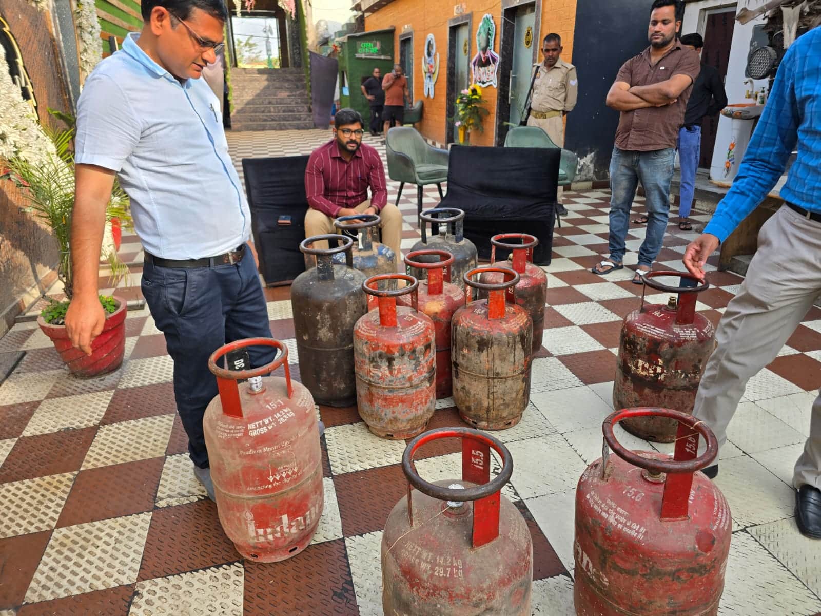 02 रेस्टोरेंट में घरेलू गैस सिलिंडर मिलने पर जांच करती टीम। स्त्रोत : सूचना विभाग