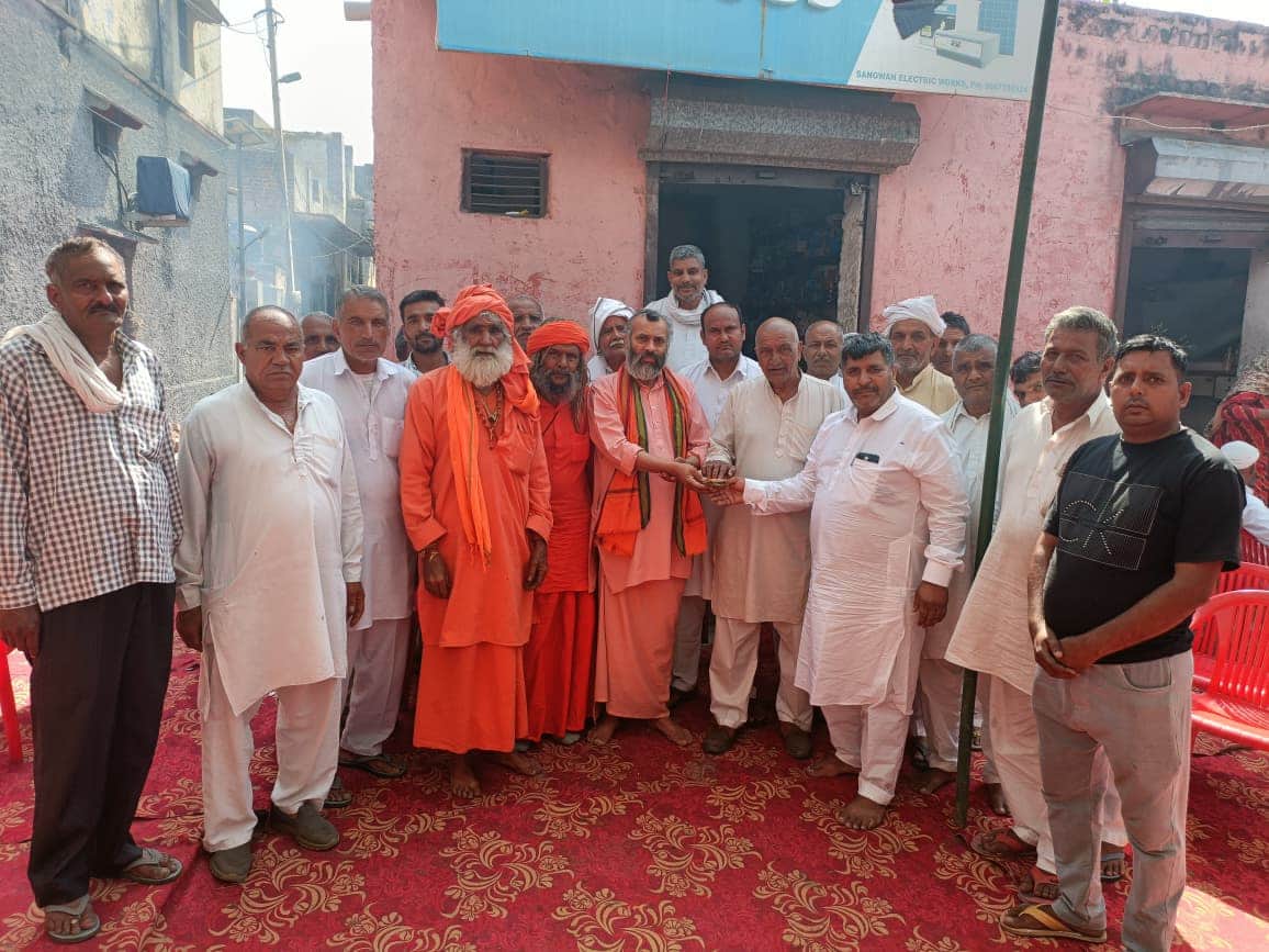 06-रोहतक के मोरखेड़ी में श्रीमद्भागवत कथा के समापन पर कथा वाचक सतीश आनंद शास्त्री को उपहार देते