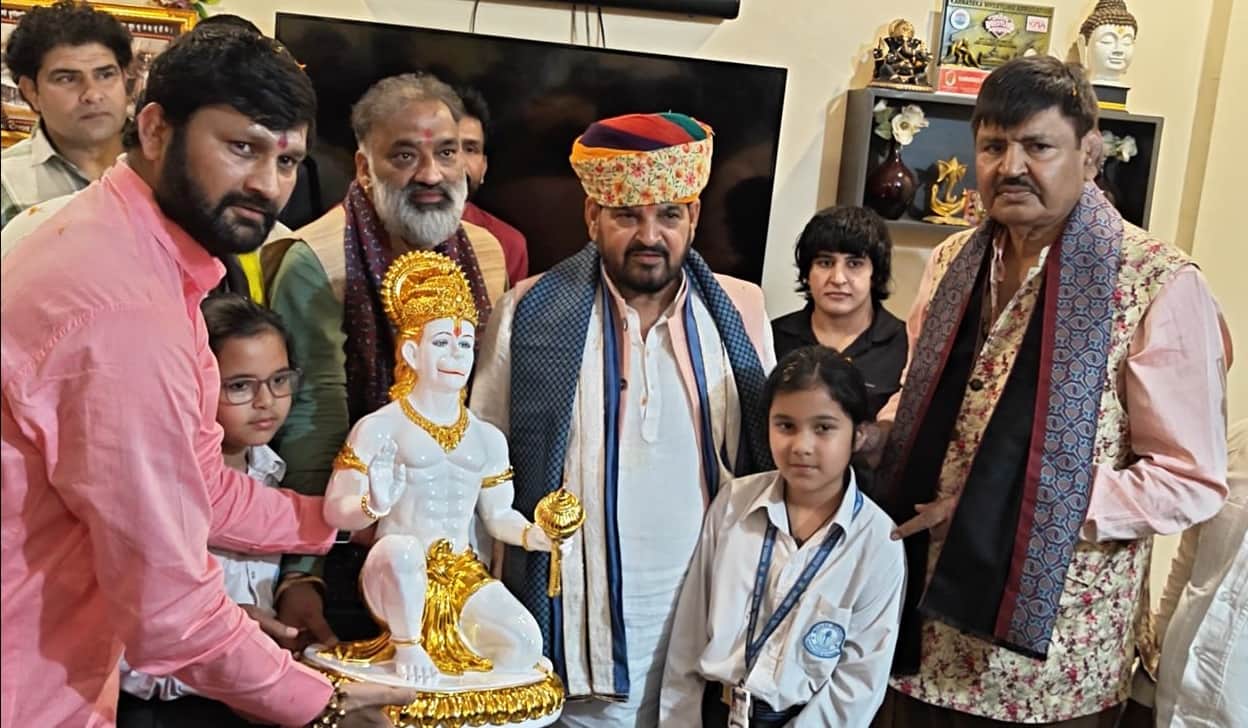 08-रोहतक के गांव बोहर में भाजपा के पूर्व सांसद बृजभूषण शरण सिंह को स्मृति चिह्न देते कुश्ती संघ