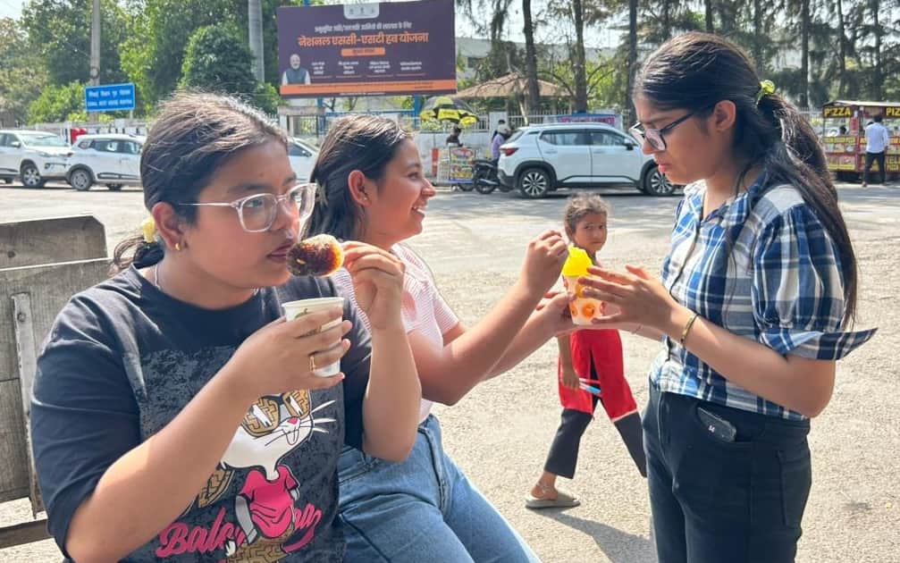 09-गर्मी में गोले की चुस्की…रोहतक में सिविल रोड पर तेज धूप के दौरान बर्फ के गोले की चुस्किय