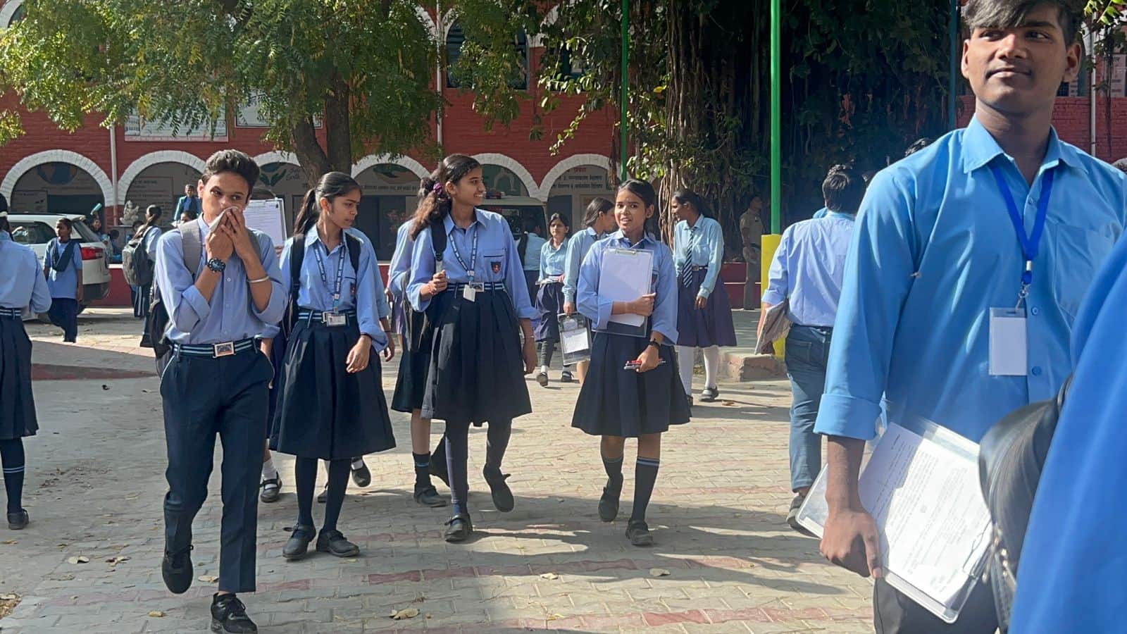 10-रोहतक के गांधी नगर स्थित पीएम श्री राजकीय वरिष्ठ माध्यमिक विद्यालय में परीक्षा केंद्र से सा