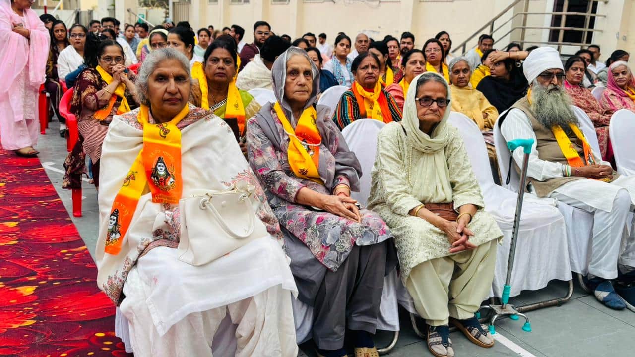 17   माईलस्टोन सीनियर सैकेंडरी स्कूल में आयोजित भव्य कार्यक्रम में मैजूद श्रद्धालु।   संस्था 