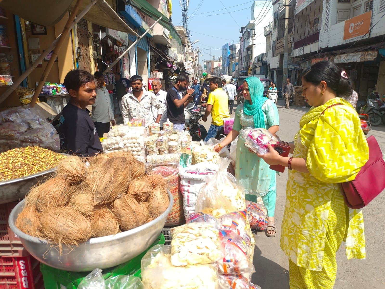 17-शहर के पुरानी अनाज मंडी रोड पर दुकान से नवरात्र के लिए साबूदाना,चौलाई व चिप्स के खाद्य पदार्