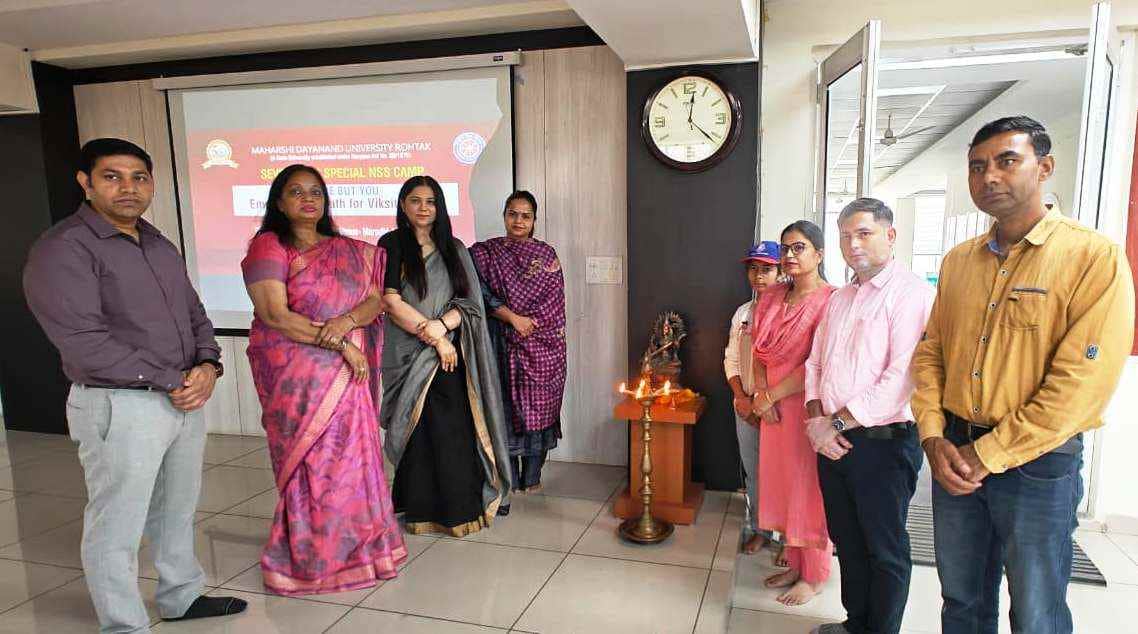 20-एमडीयू में एनएसएस शिविर का शुभारंभ करते प्रो. सविता राठी, प्रो. सपना गर्ग व अन्य। स्रोत- ए