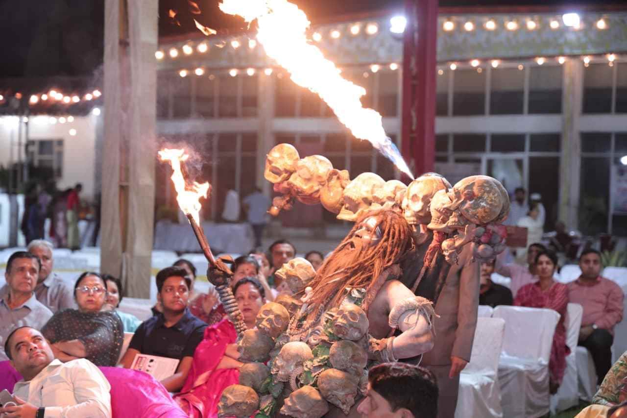 23-नृत्य प्रस्तुति देते भगवान शिव के रूप में कलाकार । स्रोत- परिषद