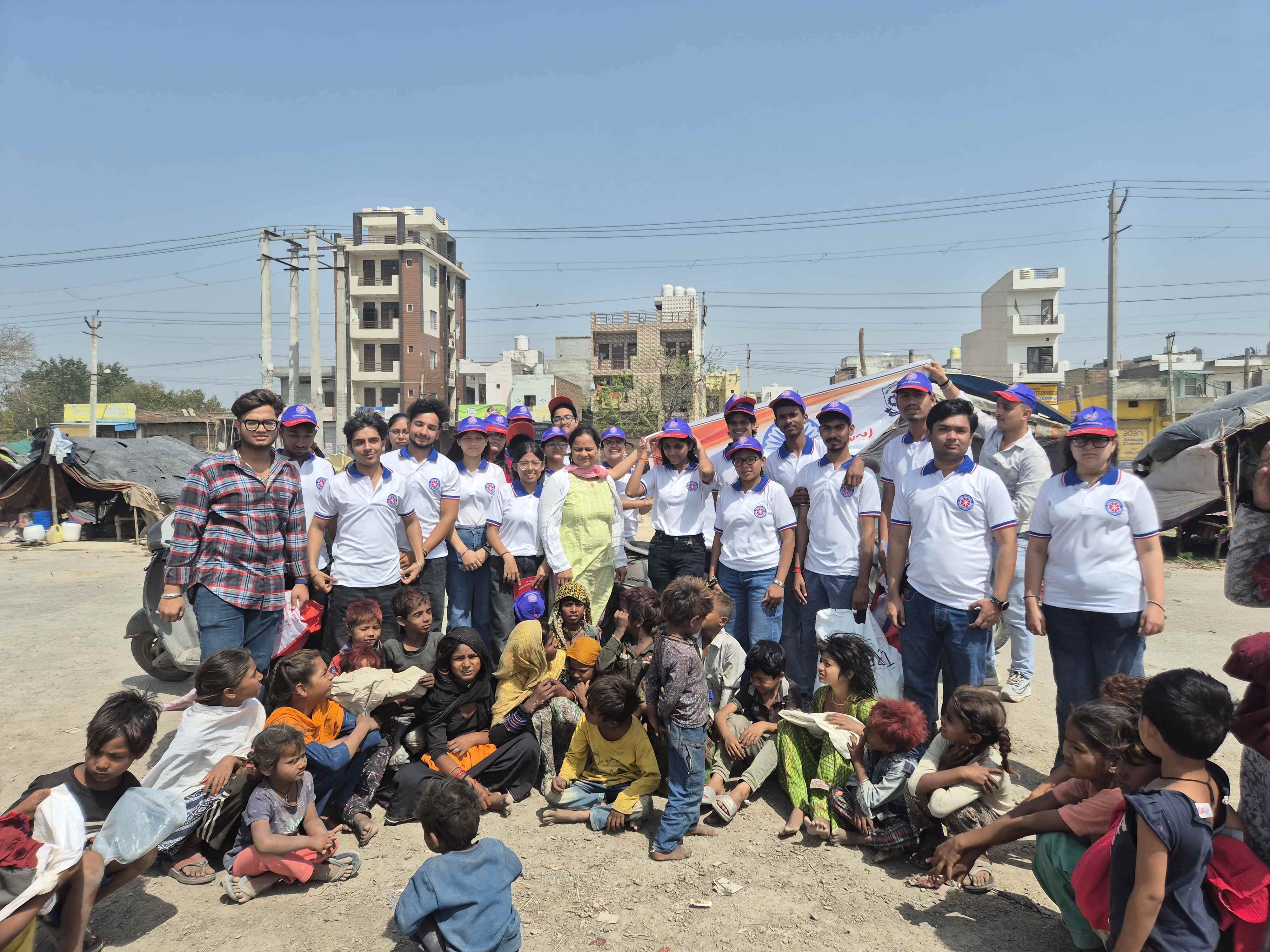 29-शहर के जरूरतमंद बच्चों को भोजन और कपड़े वितरित करते वैश्य काॅलेज ऑफ इंजीनियरिंग के स्वयंसेवक