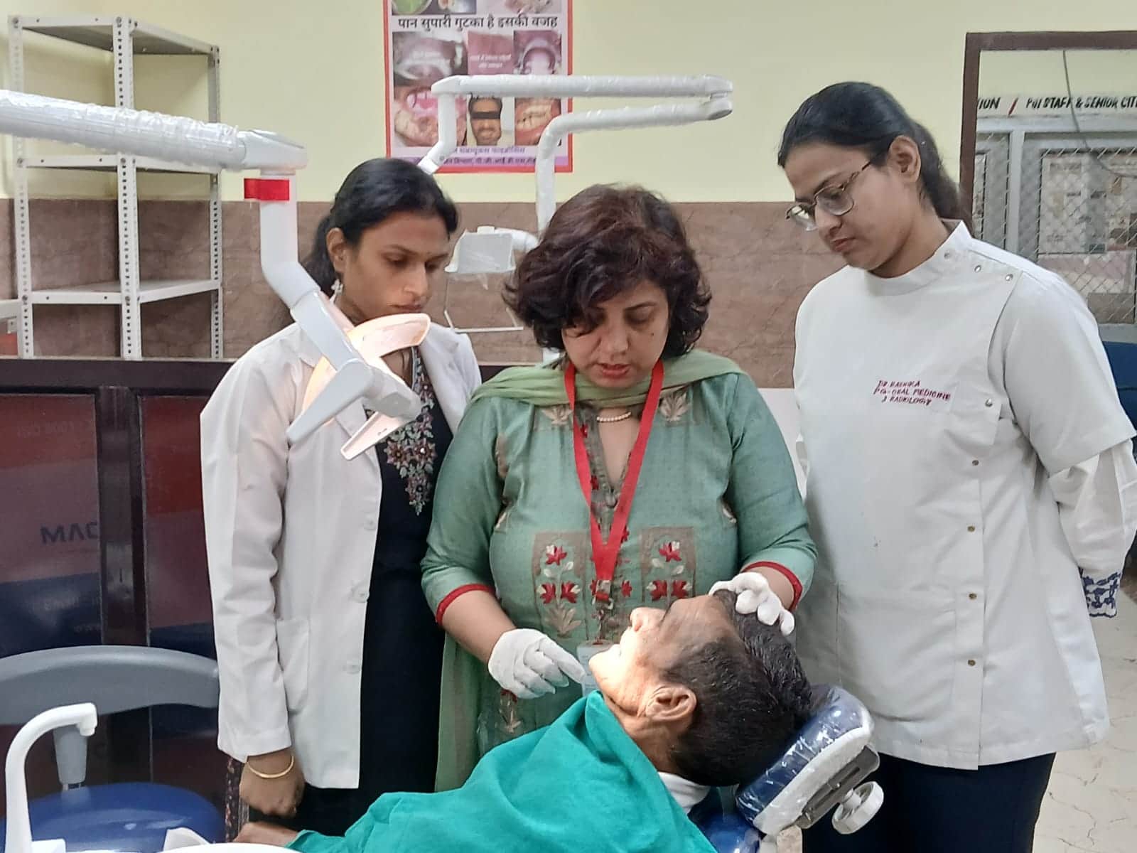 30-पीजीआईडीएस के डेंटल क्लीनिक में मरीज की जांच करते चिकित्सक व इंटर्न। संवाद