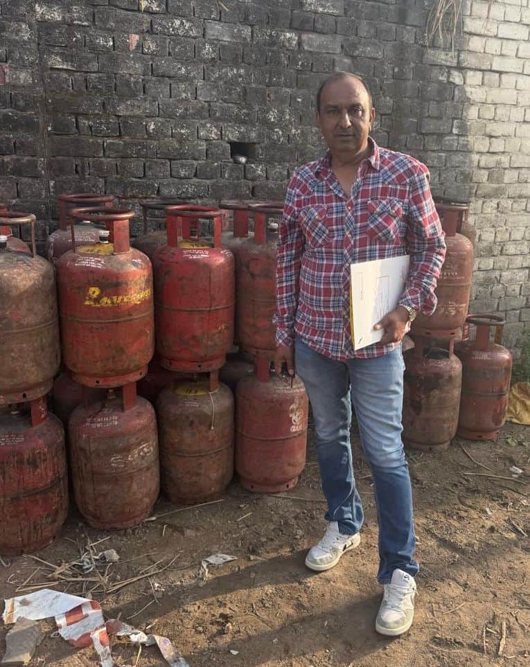 34-खाद्य एवं आपूर्ति विभाग की टीम ने रोहतक के सांपला में दुकानों से जब्त किए घरेलू गैस सिलिंडर।