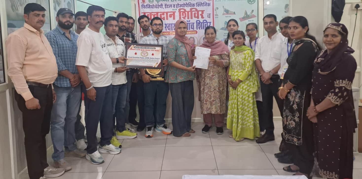 38-रक्तदान शिविर में रक्तदाता को प्रशंसा पत्र देते आयोजक। स्रोत : आयोजक