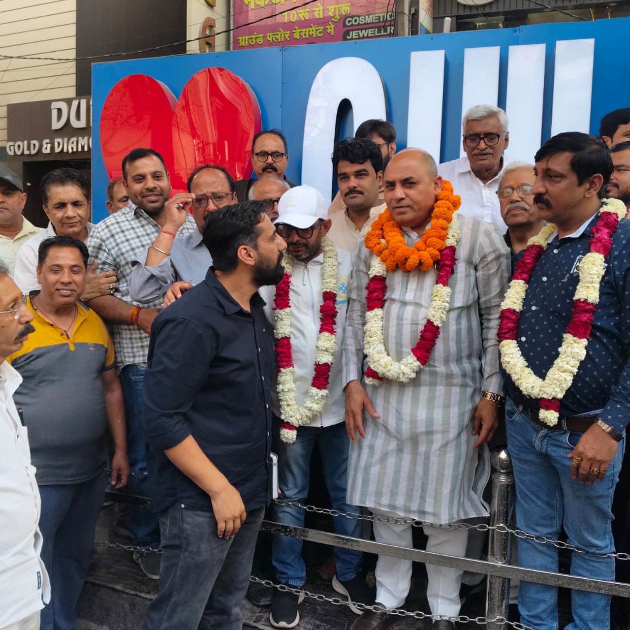 39-किला रोड सेल्फी पॉइंट व सार्वजनिक शौचालय का उद्घाटन करते मेयर रामअवतार वाल्मीकि, पार्षद कपिल