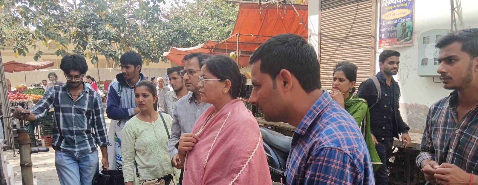 40-शहर के वार्ड 15 में स्वच्छता जागरूकता अभियान के दौरान नगर निगम के सलाहकार सलिल मेहता, वार्ड