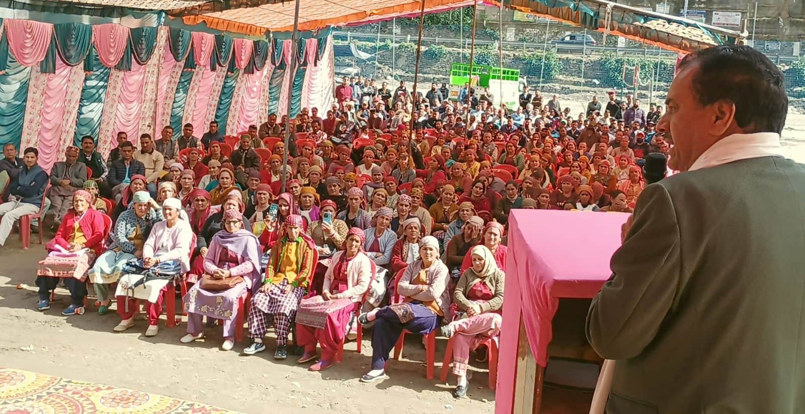 आनी में दुग्ध उत्पादकों के लिए आयोजित प्रशिक्षण शिविर को संबोधित करते मिल्कफेड अध्यक्ष बुद्धि स