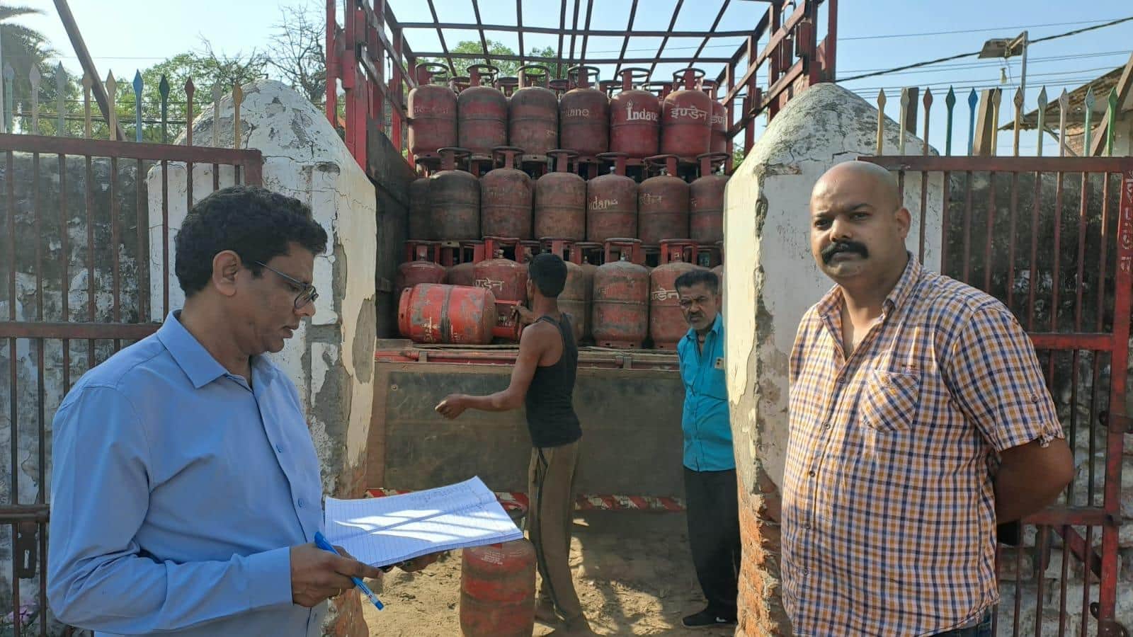 आशीर्वाद गैस एजेंसी के गोदाम की जांच करते डीएसओ।