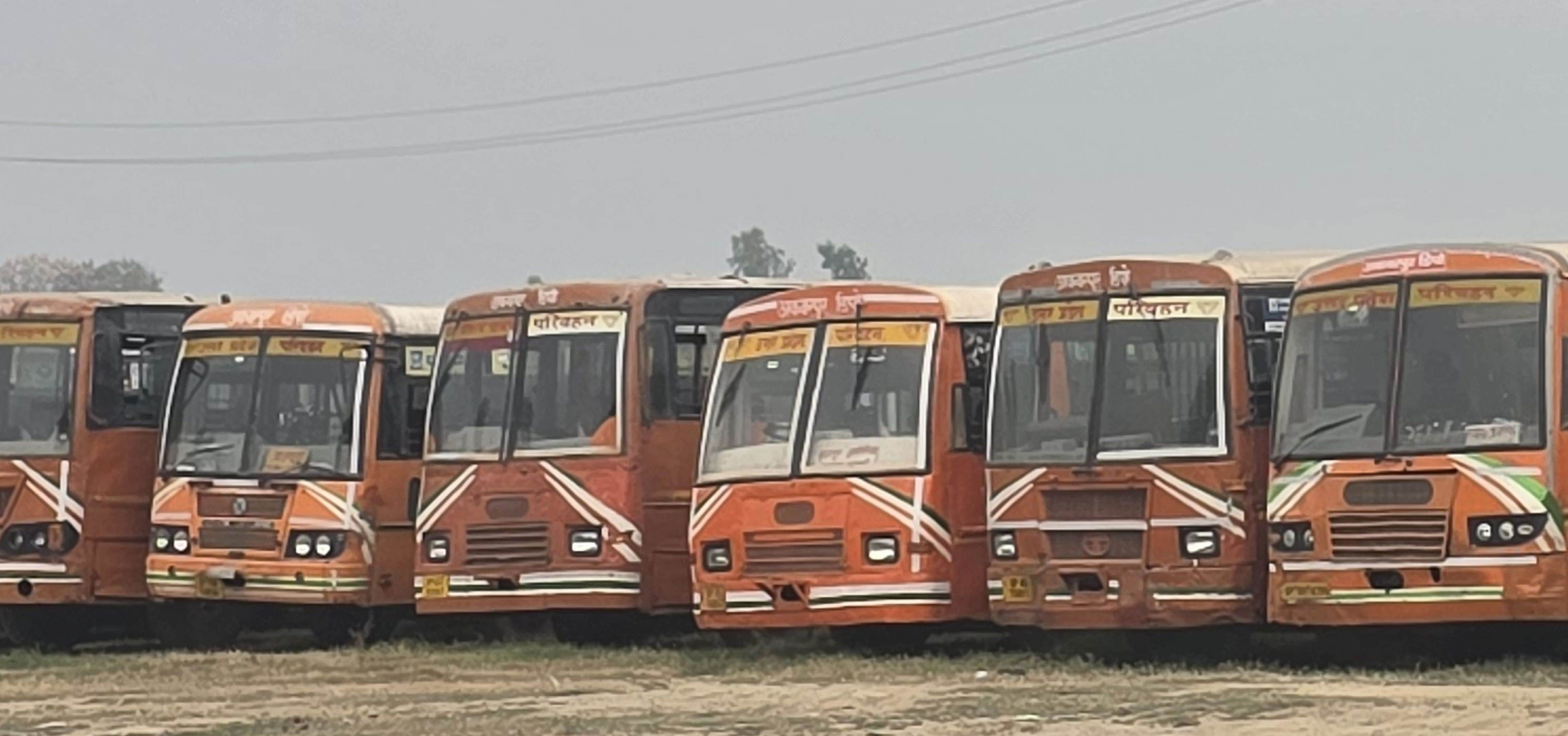 अकबरपुर डिपो की बसें।