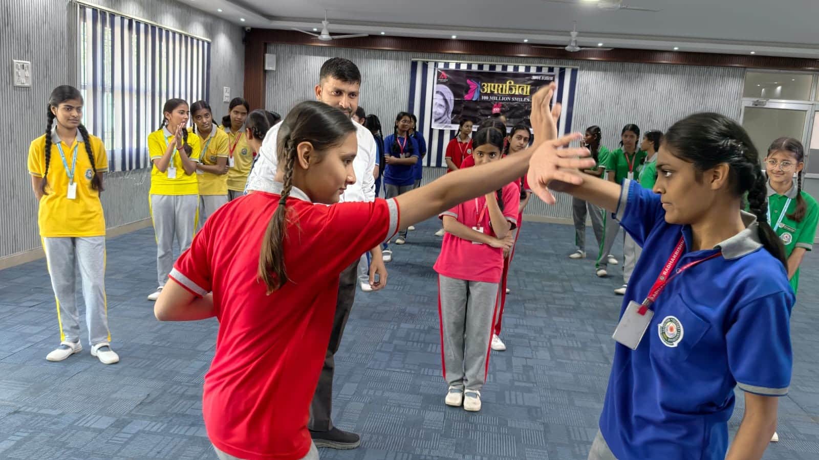 अमर उजाला फाउंडेशन की ओर से सवरुबांध स्थित राधाकृष्ण एकेडमी में आयोजित अपराजिता कार्यक्रम के द