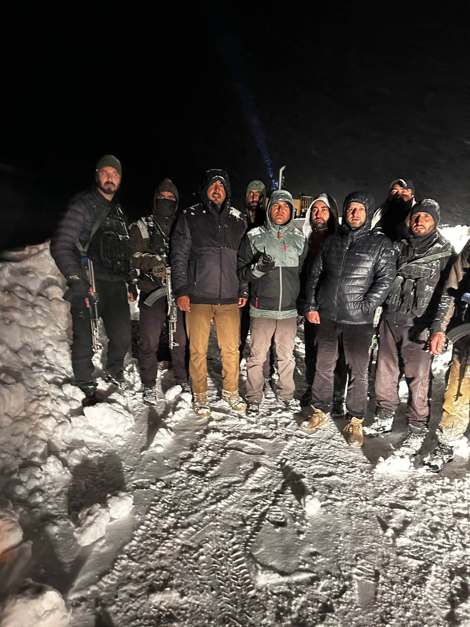 अनंतनाग के सिंथन पास पर फंसे वाहनों को निकालने वाले पुलिसकर्मी। स्रोत पुलिस