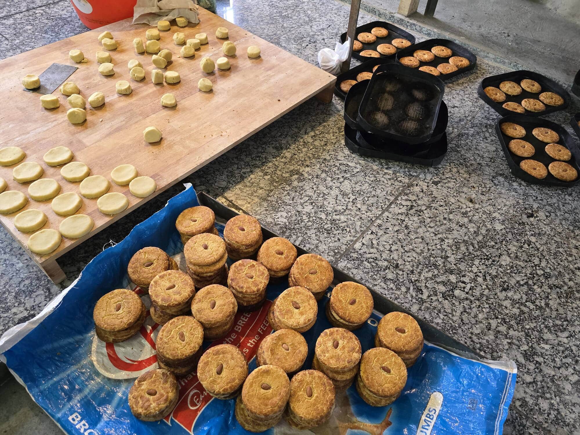 अनंतनाग में बन रहे बेकरी प्रोडक्ट्स। संवाद