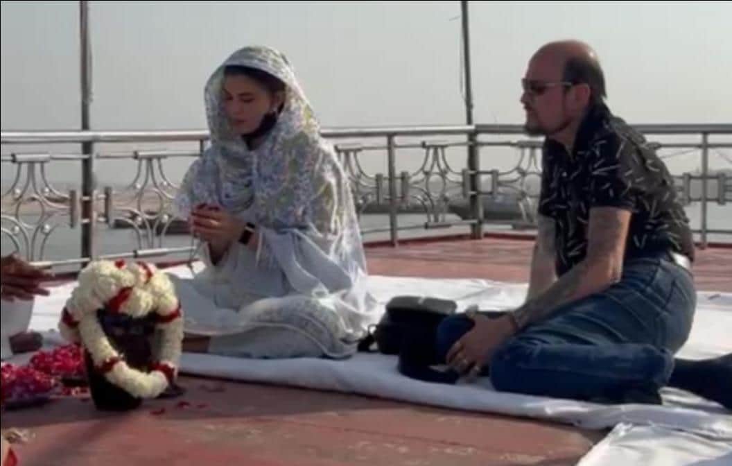 अस्सी घाट पर बॉलीवुड अभिनेत्री जैकलिन फर्नांडीज अपनी मां की अस्थियां विसर्जन करने पहुंची । स्रो