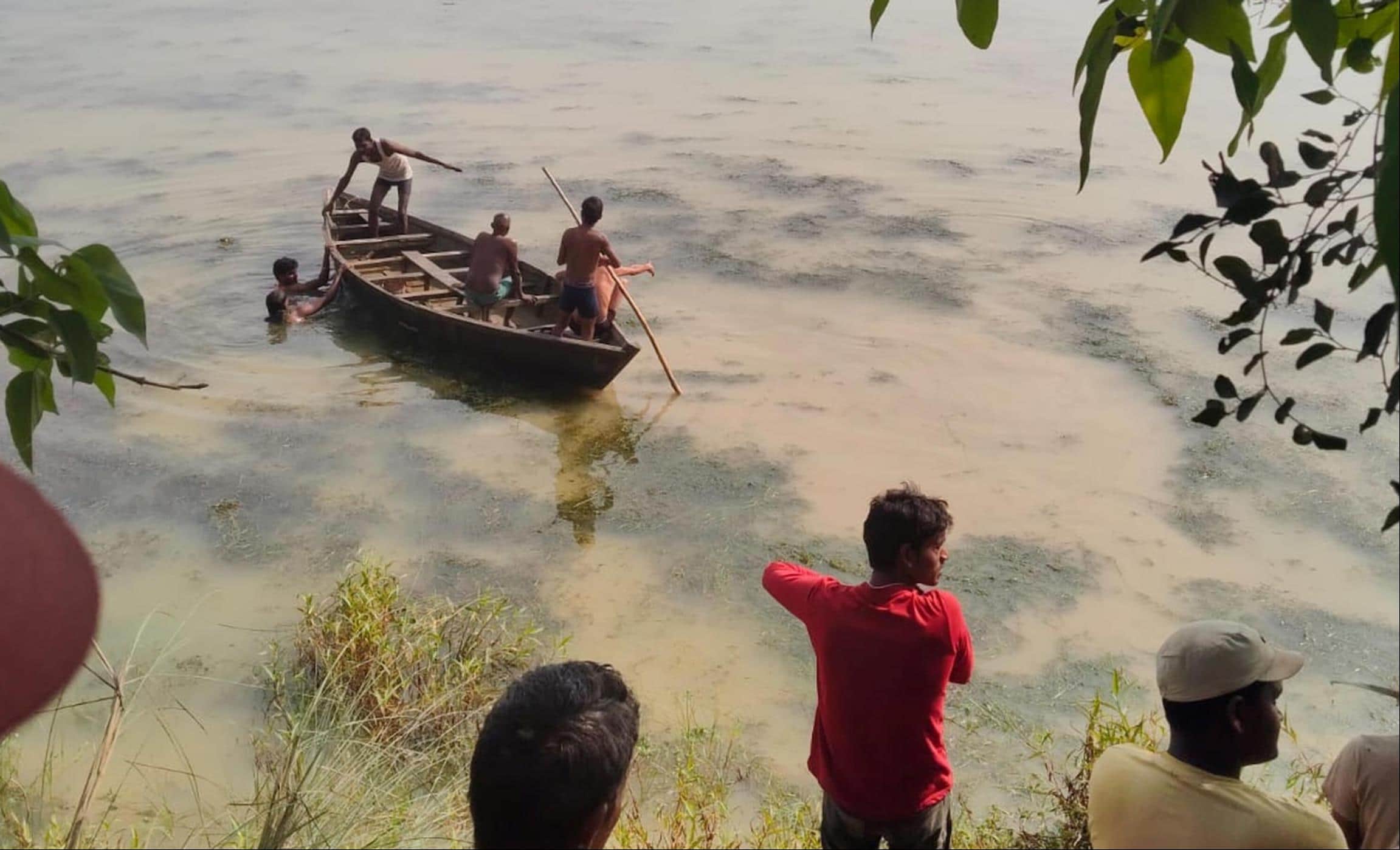 भगहर नाले में किशोर की तलाश करते लोग।  -संवाद