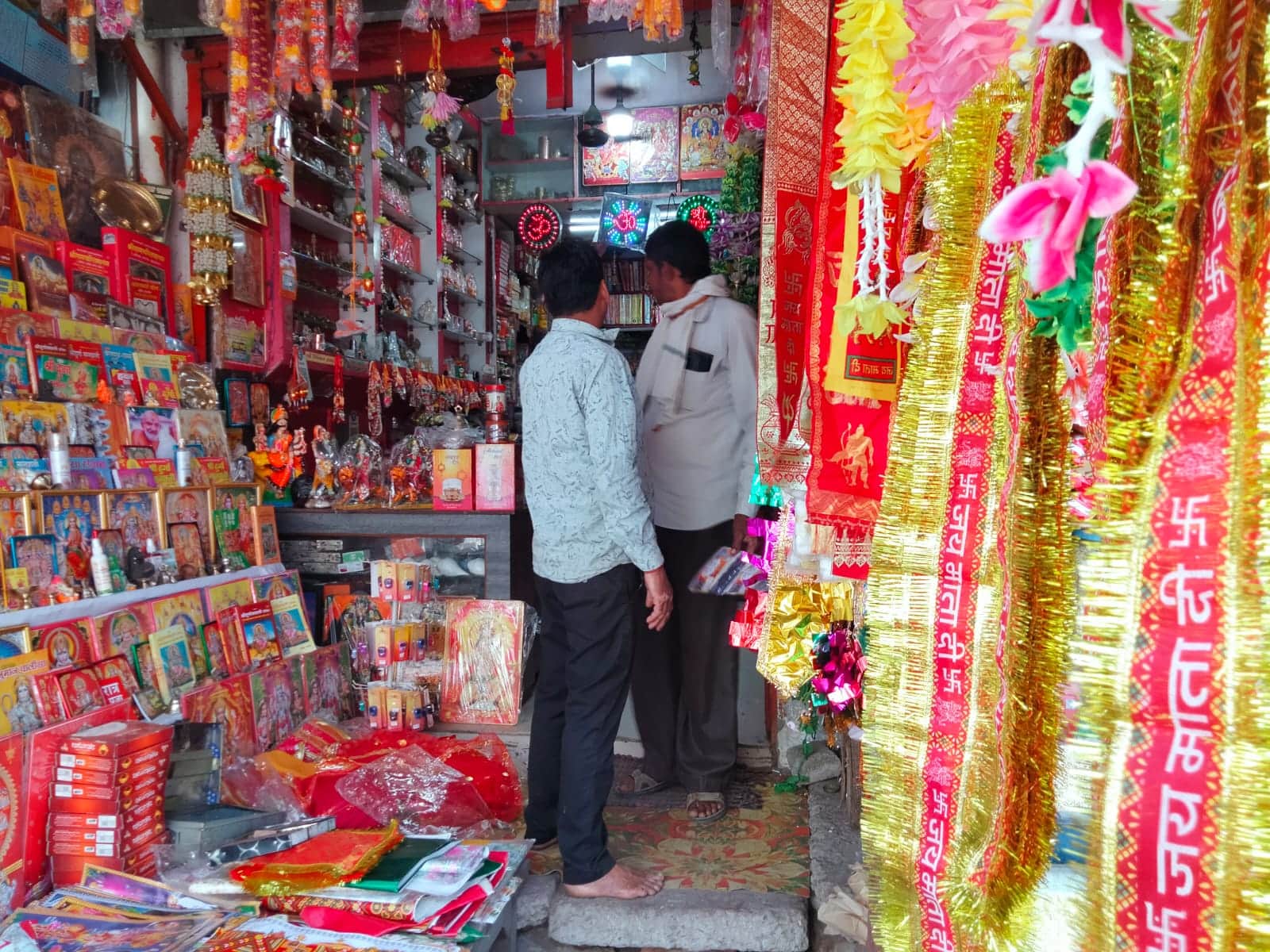भिनगा में पूजा सामग्री की दुकानों पर खरीदारी करते लोग