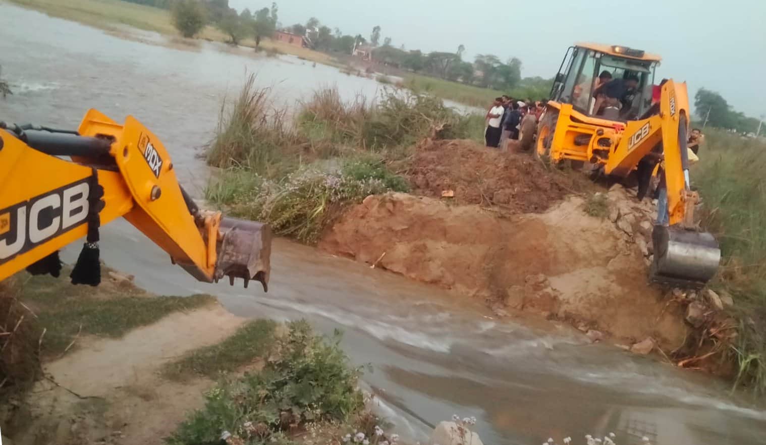 बिहार के सिलावरपुर देवरपट्टी में टूटे शारदा सहायक नहर के  बंधे को बनाता जेसीबी। सोशल मीडिया