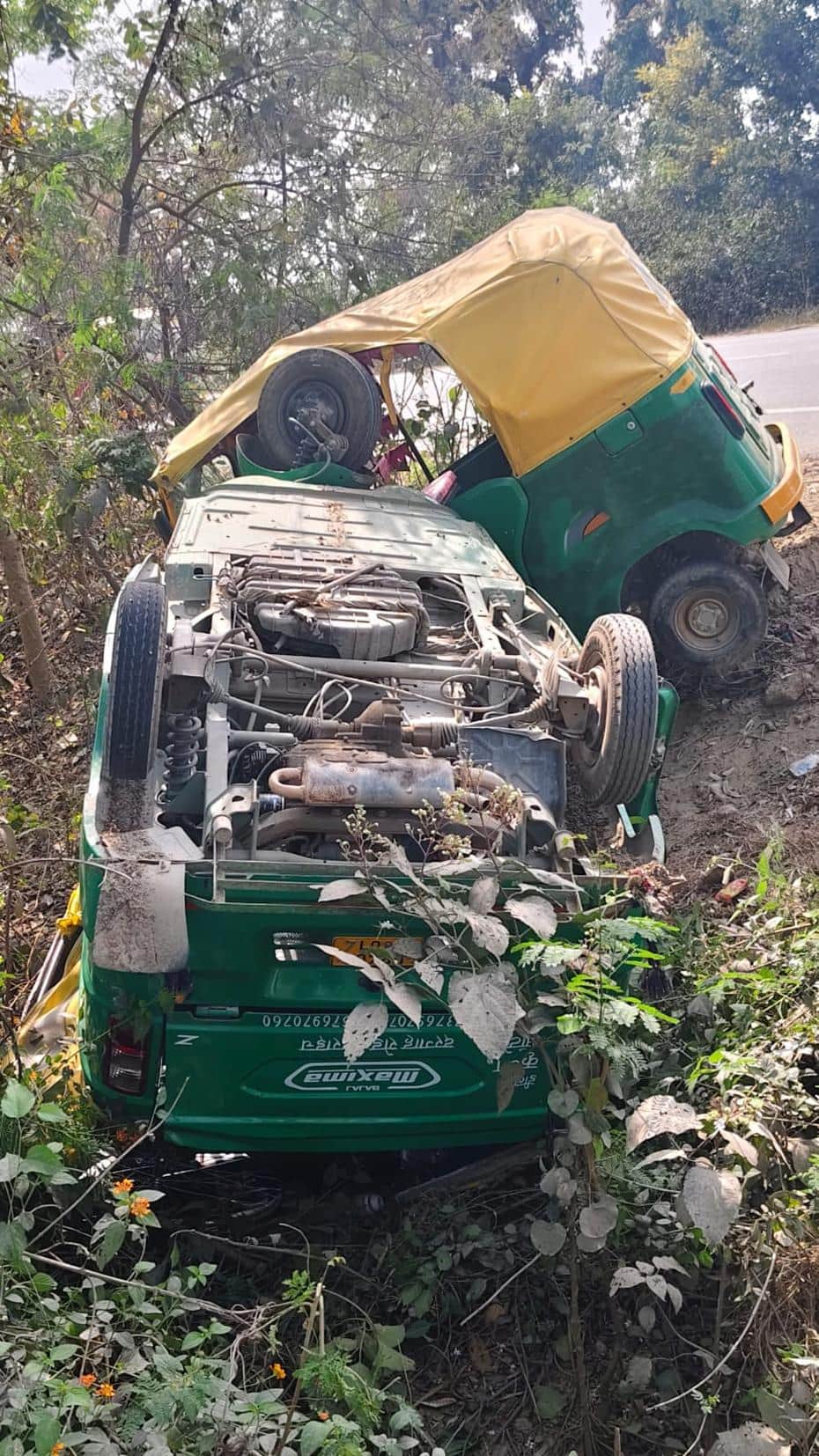 बहराइच–लखनऊ मार्ग पर क्षतिग्रस्त ऑटो।     -संवाद