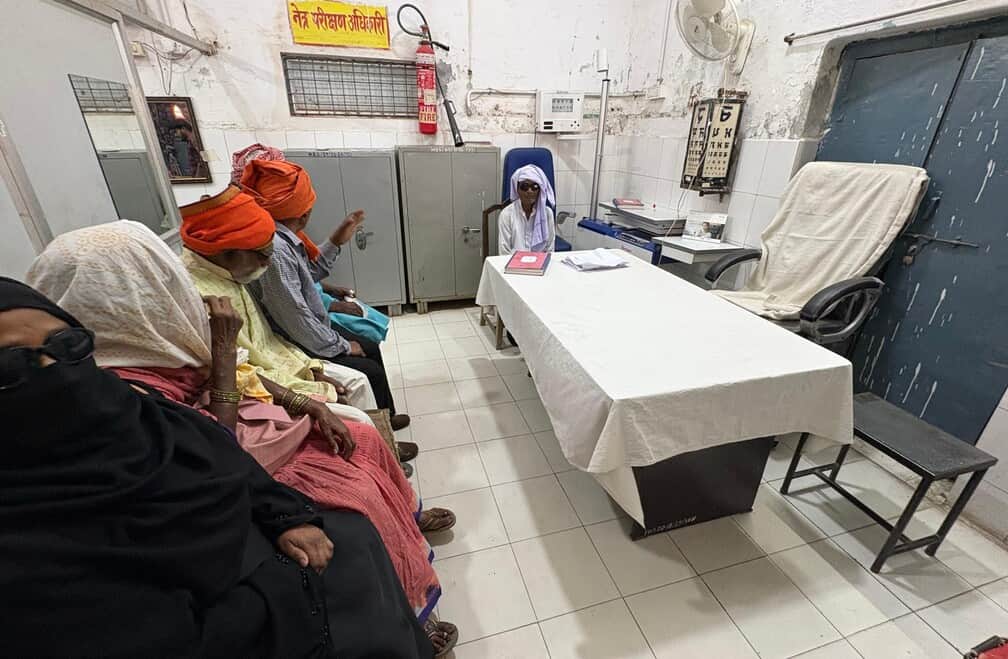 भदोही एमबीएस में 8.50 बजे चिकित्सक का इंतजार करते मरीज। संवाद