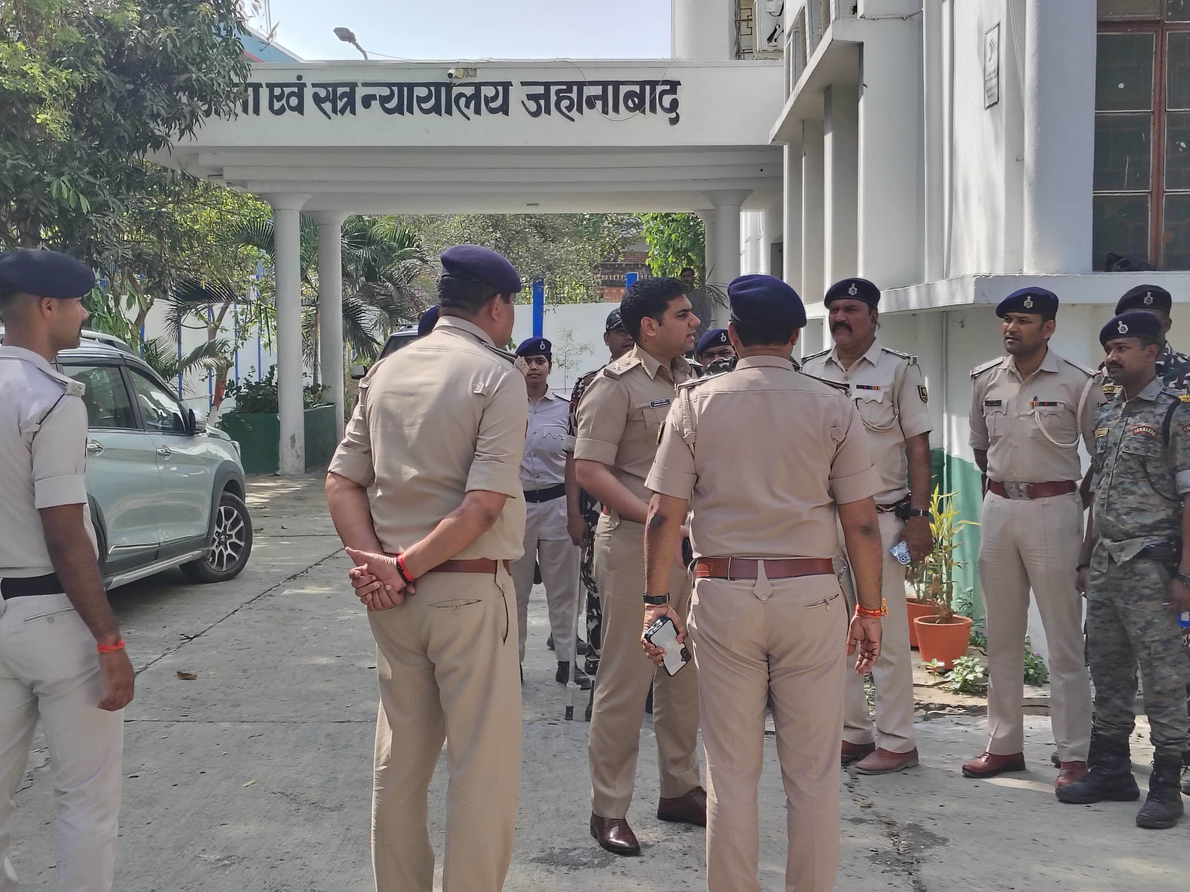 जहानाबाद कोर्ट परिसर में जांच करते पुलिसकर्मी