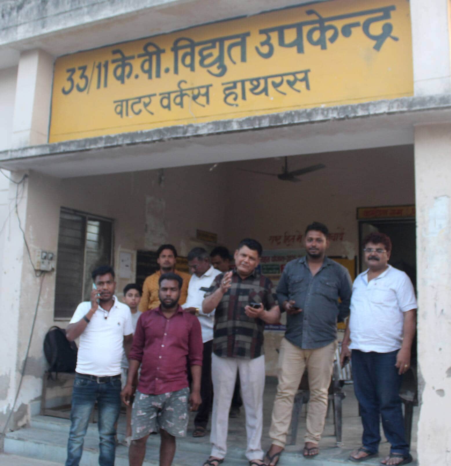 बिजली कटौती के खिलाफ प्रदर्शन करते लोग। संवाद