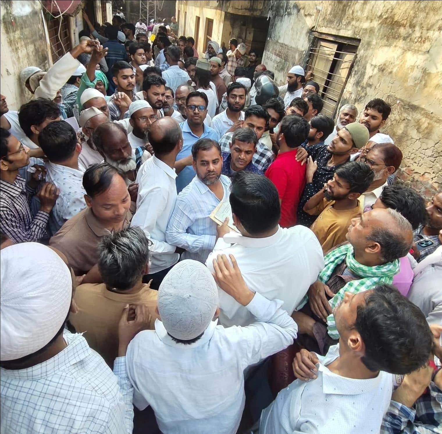 बिजली निगम द्वारा बिजली बिल काटने के विरोध में जमा लोग