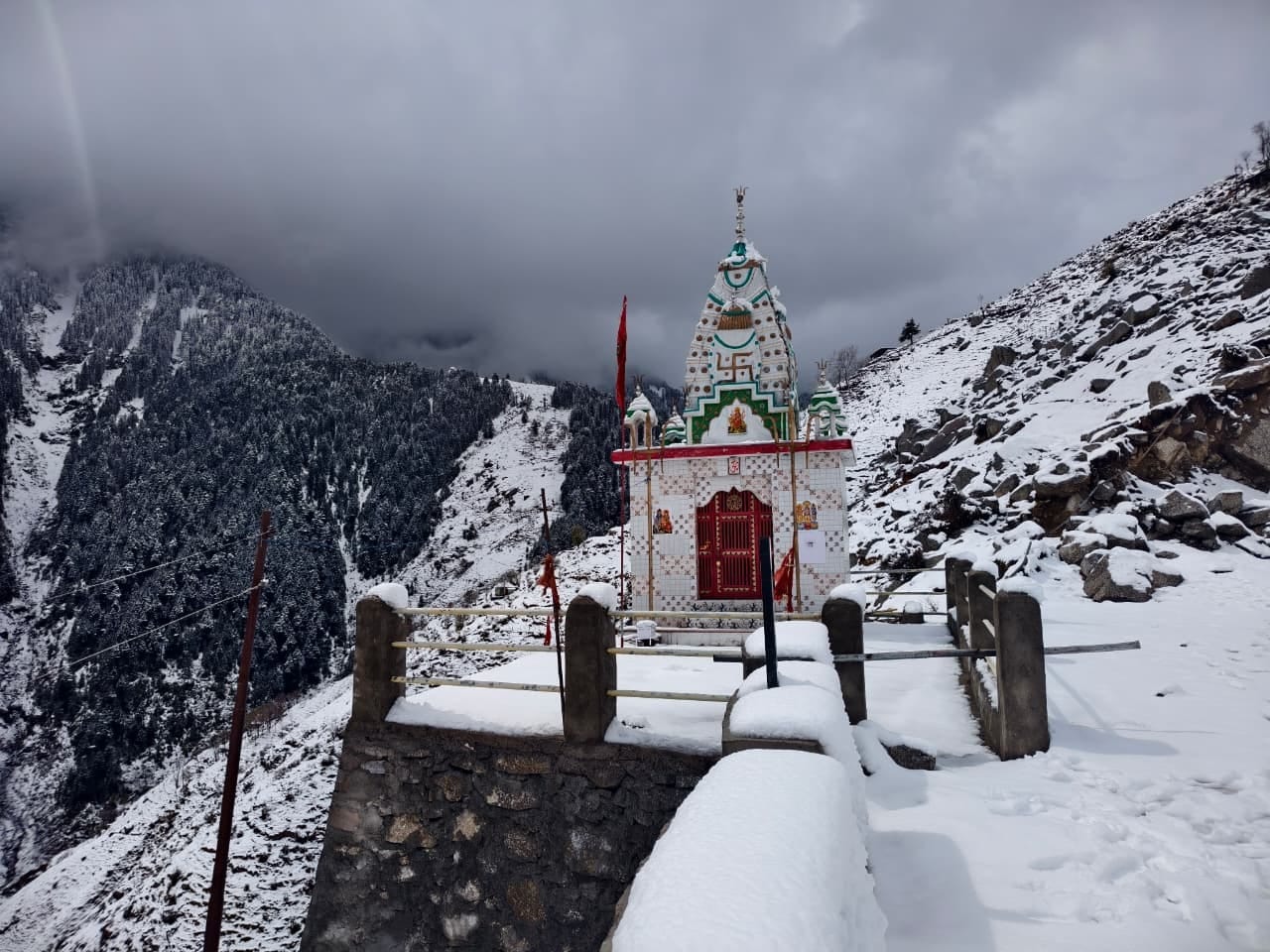बनी भद्रवाह मार्ग पर खड़कल से पहले मंदिर और आसपास बर्फ से लदी वादीसंवाद