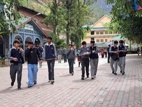बोर्ड परीक्षा दे कर स्कूल से निकलते विद्यार्थी: संवाद