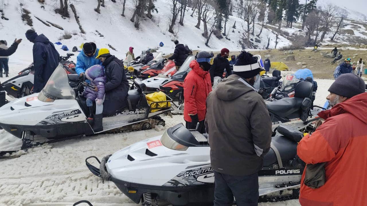 बारामुला के गुलमर्ग में पर्यटक। संवाद