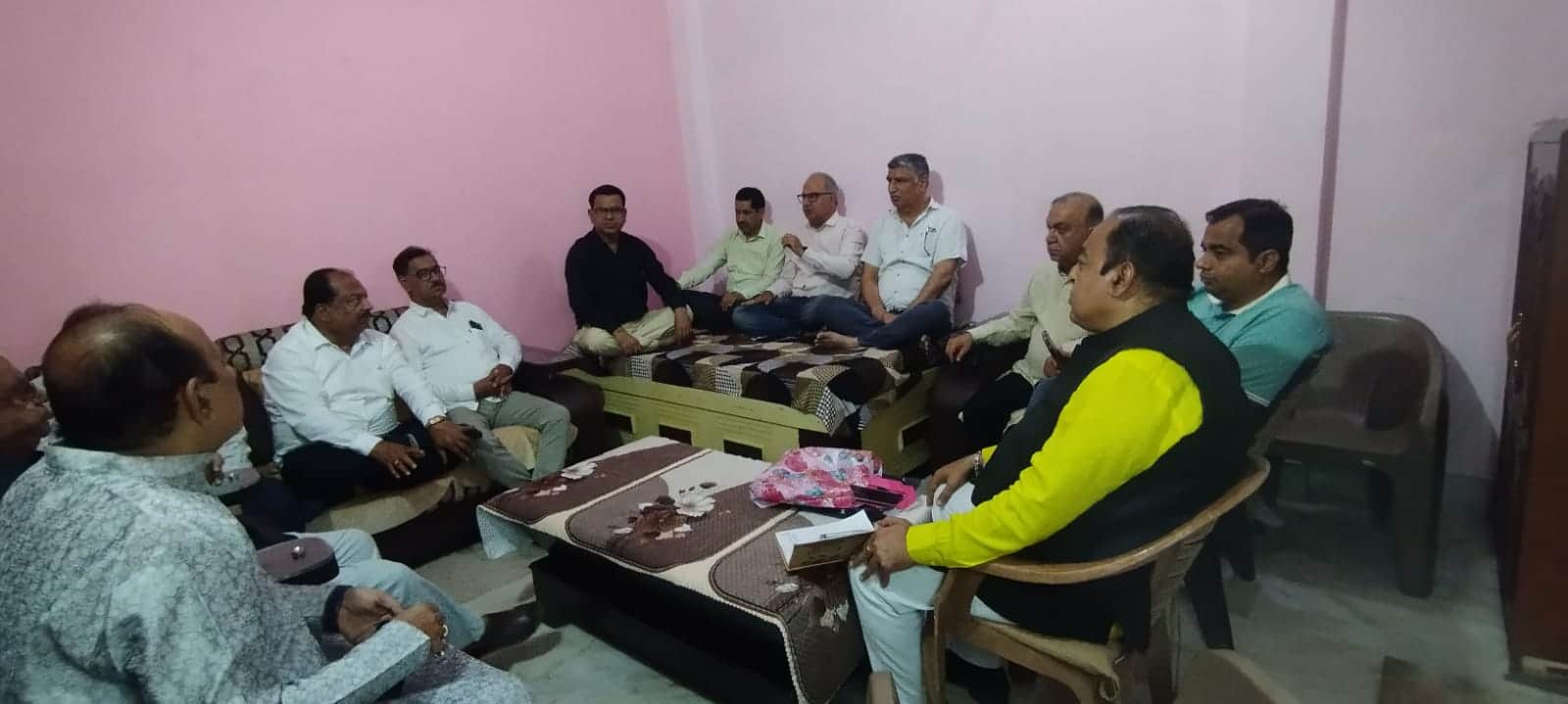 बैठक में मौजूद सिंधी समाज के लोग।