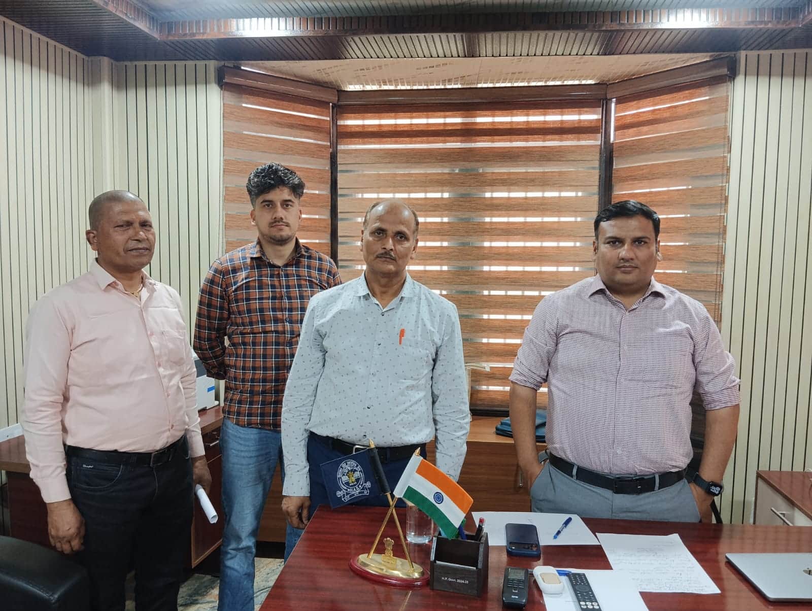 बद्दी में  नगर निगम के कार्यालय में संयुक्त निदेशक के साथ गणेश कालोनी के लोग- स्रोत- विभाग