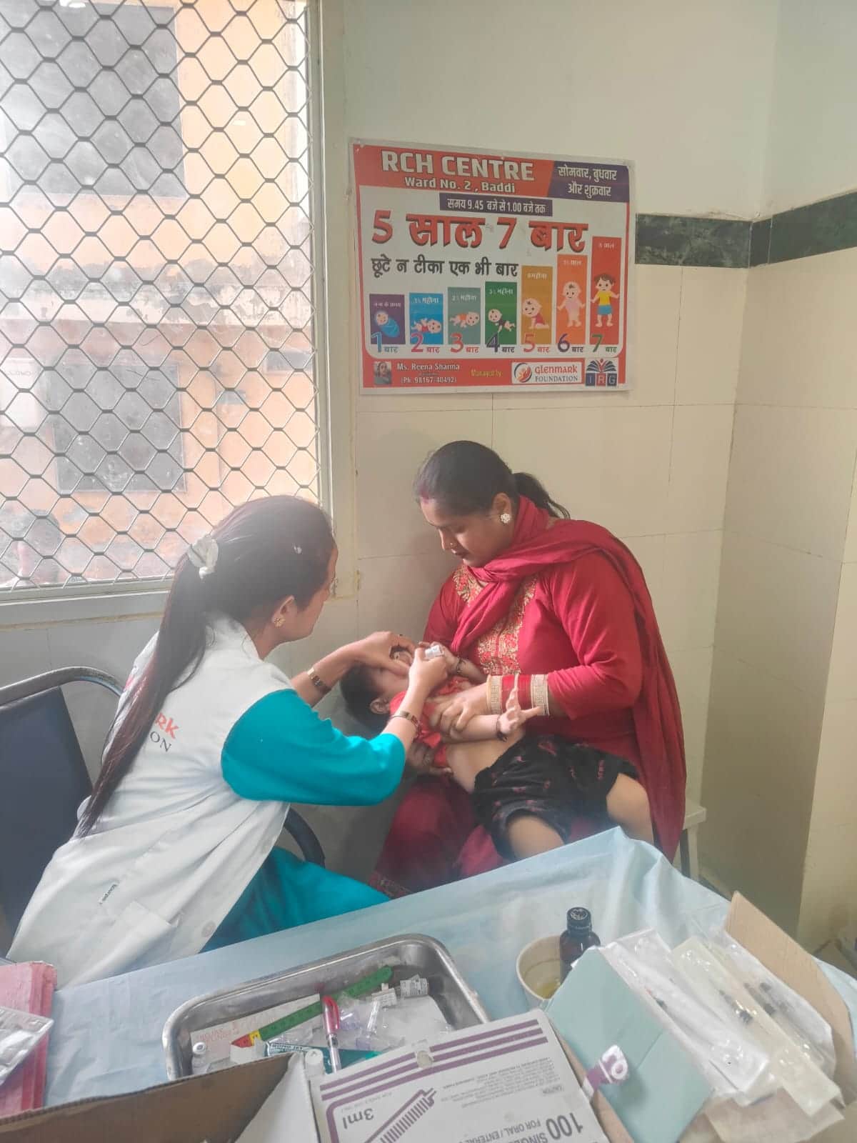 बद्दी में नियमित टीकाकरण सत्र एवं पोषण पर स्वास्थ्य जागरूकता कार्यक्रम के दौरान बच्चे को दवा पि