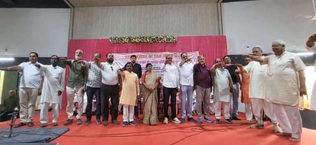 बयेपुर में उत्थान फाउंडेशन के नए कार्यकारिणी को शपथ दिलातीं राज्यसभा सदस्य डॉ. संगीता बलवंत। सं