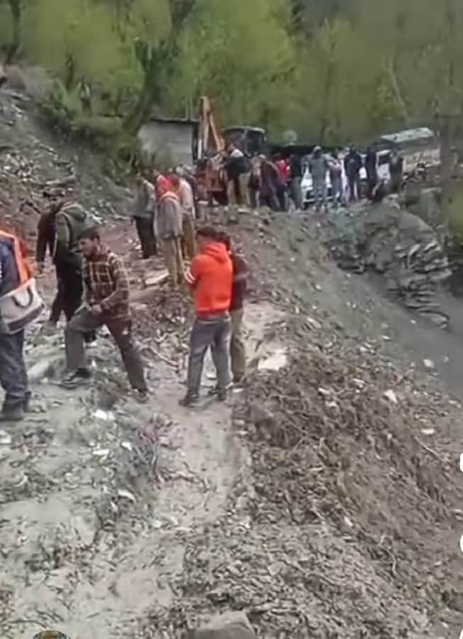 चंबा-तीसा मार्ग को सरेला मार्ग बंद होने एकत्रिक लोग।