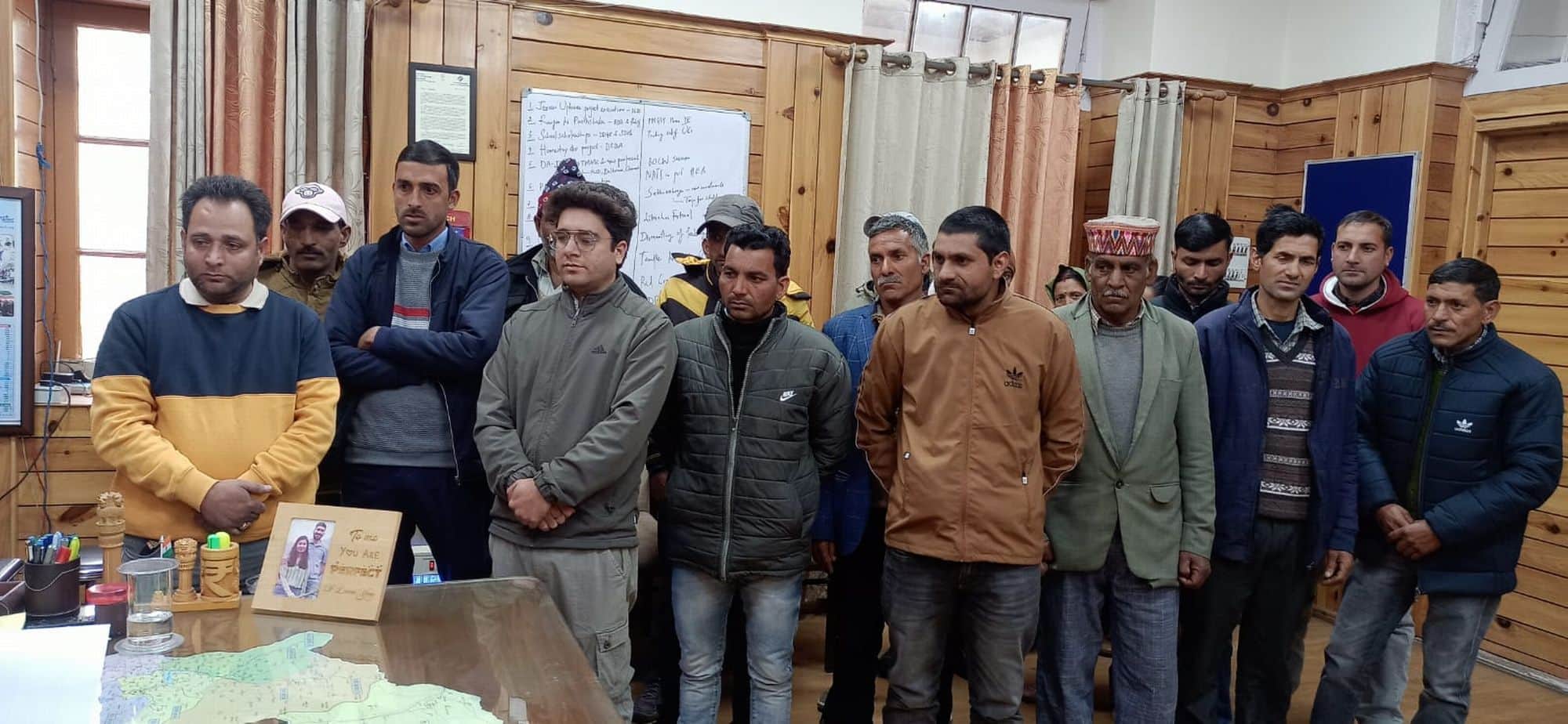 चंबा उपायुक्त का ज्ञापन देने के बाद बात करते गांव ब्रेही के बाशिंदे।संवाद