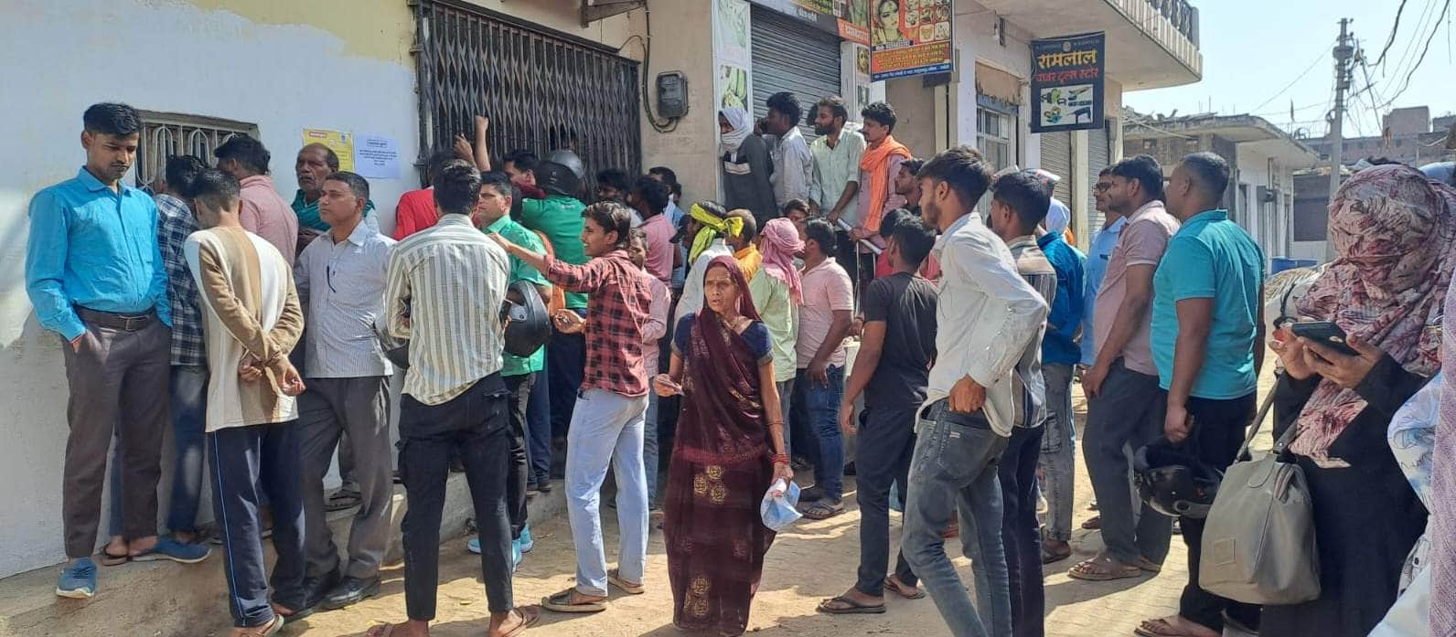 चकिया में गैस एजेंसी केंद्र पर सिलिंडर लेने के लिए जुटे लोग। संवाद