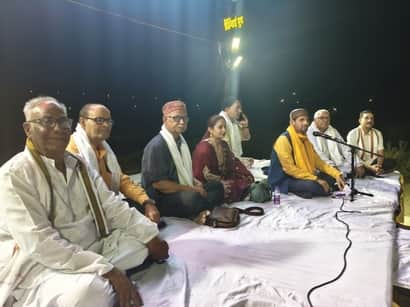 चुनार किला घाट पर आयोजित कवि सम्मेलन में रचनाओं की प्रस्तुति करते कविगण। संवाद