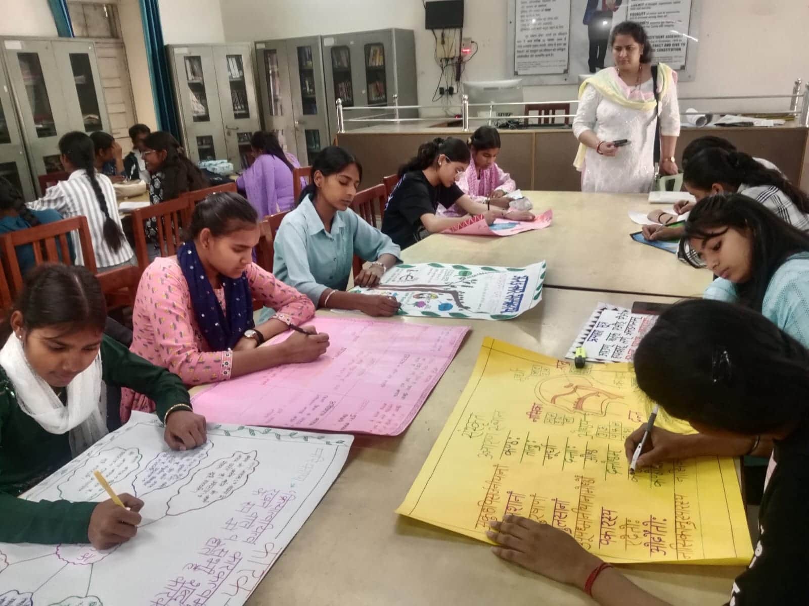 चार्ट मेकिंग प्रतियोगिता में हिस्सा लेती छात्राएं। संस्थान