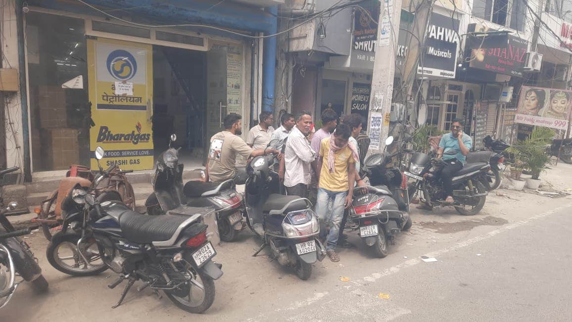 छोटी लाइन पर शशि गैस एजेंसी के बाहर गैस बुकिंग करवाने पहुंचे उपभोक्ता। संवाद