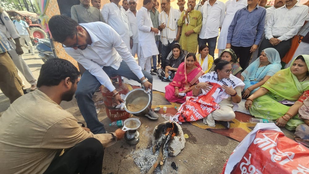 छतरपुर में गैस सिलेंडर संकट पर कांग्रेस का प्रदर्शन