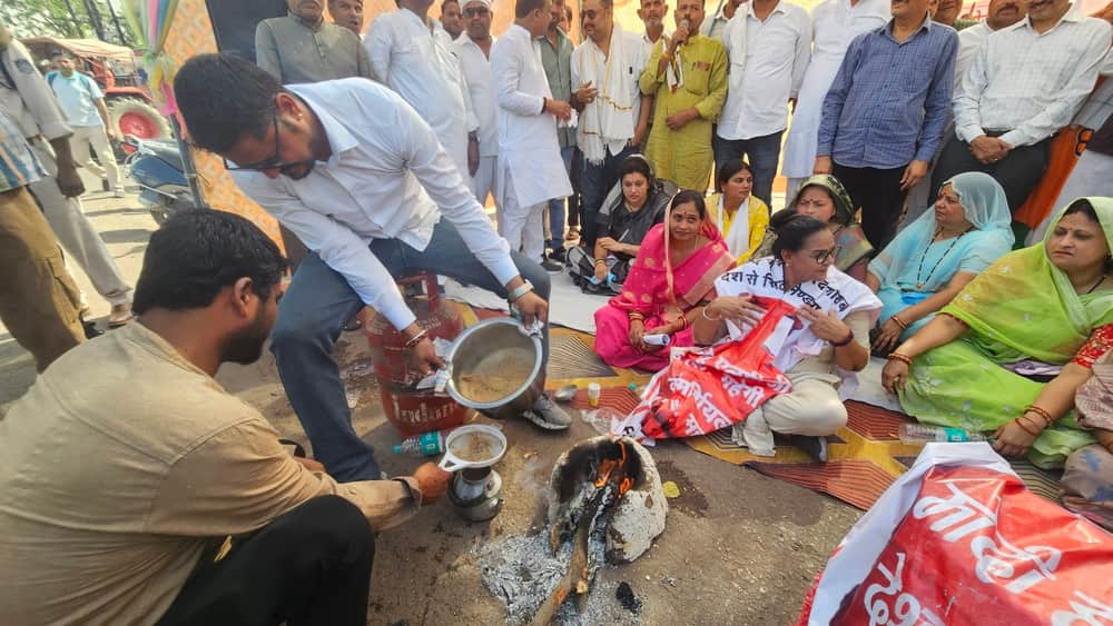 Congress protests in Chhatarpur over gas cylinder crisis: rally held with empty cylinders on heads