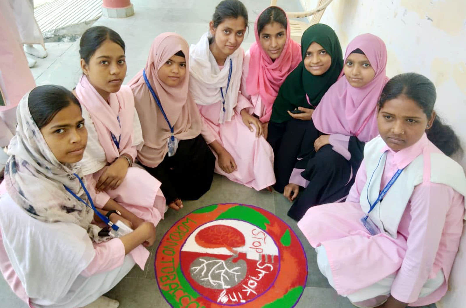 छठे दिन शिविर में आकर्षक रंगोली सजाने वाली स्वयंसेवी छात्राएं। स्रोत- कमेटी