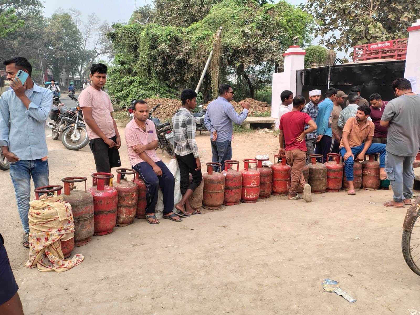 एक गैस एजेंसी पर लगी उपभोक्ताओं की कतार।संवाद